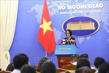 La porte-parole du Ministère vietnamien des AE, Pham Thu Hang, préside la conférence de presse périodique du ministère. Photo : VNA.
