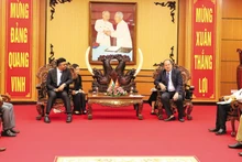 Le président du Comité populaire de la province d’An Giang, Nguyên Thanh Binh (à droite), reçoit le consul général de l’Inde à Hô Chi Minh-Ville, Madan Mohan Sethi. Photo : thoidai.com.vn