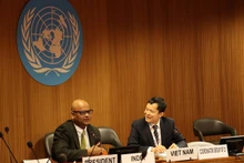 Président de la CD Anupam Ray (à gauche) et chargé d'affaires a.i de la Mission vietnamienne à Genève, Cung Duc Han. Photo : VNA.