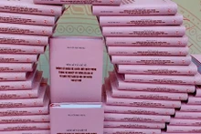 Le livre "Quelques questions sur les lignes militaires et les stratégies de défense dans le processus d’édification et de défense de la Patrie vietnamienne socialiste dans la nouvelle période" du SG du Parti Nguyên Phu Trong. Photo : VNA.
