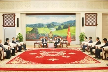Le secrétaire général et président lao Thongloun Sisoulith (à droite, au centre) recevant le ministre vietnamien de la Justice Nguyên Hai Ninh, à Vientiane, le 19 décembre. Photo : VNA. 