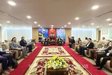 Le vice-président permanent du Comité populaire de Binh Duong, Mai Hùng Dung, reçoit une délégation de l’État américain du Nebraska. Photo : thoidai.com.vn