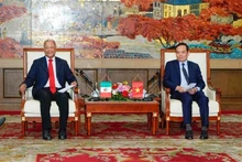 Le secrétaire du Comité municipal du Parti de Hai Phong, Trân Luu Quang (droite), et le secrétaire général du Parti du Travail du Mexique, Alberto Anaya Guitiérrez. Photo : VNA.