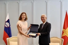 Vo Van Hoàn, vice-président du Comité populaire de Hô Chi Minh-Ville, et Tanja Fajon, Vice-Première ministre et ministre des Affaires étrangères et européennes de la Slovénie. Photo : VNA.