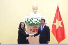 Le ministre vietnamien de l'Industrie et du Commerce, Nguyên Hông Diên, et la vice-présidente de la Banque mondiale pour l'Asie de l'Est et le Pacifique, Mme Mauela V. Ferro. Photo : VNA.
