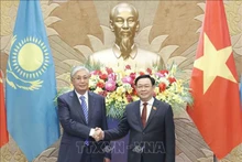 Le Président de l'Assemblée nationale, Vuong Dinh Huê (à droite), et le Président du Kazakhstan, Kassym-Jomart Tokaïev. Photo : VNA.