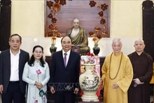  Le Président Nguyên Xuân Phuc (3e à partir de la gauche) adresse ses voeux du Têt au vénérable Thich Tri Quang, patriarche suprême du Conseil d'administration de la Sangha bouddhiste du Vietnam. Photo : VNA.
