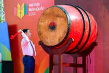 Le chef de la Commission centrale de Propagande et d’Éducation du Parti, Nguyên Trong Nghia, a battu le tambour pour ouvrir le Festival national de la presse 2024. 