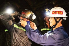 Le président du syndicat du Groupe national des industries du charbon et des minéraux du Vietnam, Lê Thanh Xuân, remet des masques aux ouvriers de la compagnie de charbon Nam Mâu. Photo : Quôc Khang.