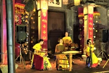 Un programme de musique traditionnelle des artistes du Centre de musique traditionnelle Thang Long. Photo : Anh linh.