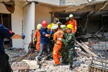 Les soldats vietnamiens et les forces de secours internationales ont réussi à sortir les victimes des décombres après 124 heures de piégeage.