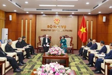 La ministre de l'Intérieur Pham Thi Thanh Trà reçoit Mgr Paul Richard Gallagher, Secrétaire du Saint-Siège pour les relations avec les États et les organisations internationales. Photo : VNA.