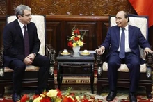 Le Président Nguyên Xuân Phuc (à droite) et l'ambassadeur d'Azerbaïdjan, Shovgi Kamal Oglu Mehdizade. Photo : VNA. 