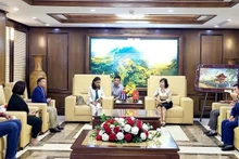 La secrétaire adjointe du Comité provincial du Parti de Quang Ninh, Trinh Thi Minh Thanh, reçoit la délégation du journal Granma. Photo : NDEL.