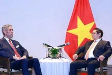 Le Premier ministre Pham Minh Chinh (droite) rencontre le secrétaire général du Mouvement de la gauche unie (MIU) Miguel Mejía, et également ministre dominicain des Politiques d'intégration régionale. Photo: VNA