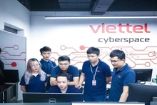 L’équipe d’ingénieurs en informatique de Viettel développe des services d’IA sur une plateforme de cloud computing. Photo : NDEL