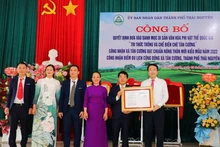 Cérémonie de remise de la décision pour la reconnaissance du « savoir sur la culture et la transformation du thé Tan Cuong » comme patrimoine culturel immatériel national. Photo : NDEL.