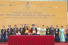 Cérémonie de signature d'un accord de coopération pour développer l'industrie touristique du Vietnam. Photo : kinhtedothi.