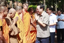 Fête Sene Dolta : le Président de l'Assemblée nationale adresse ses voeux à des bonzes de Soc Trang