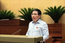 Le ministre des Finances, Nguyen Van Thang, présente le rapport du gouvernement à l'Assemblée nationale, à Hanoi, le 15 mai. Photo : VNA. 