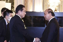 Le Président Nguyên Xuân Phuc (droite) et le Premier ministre japonais Kishida Fumio. Photo: VNA