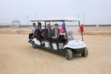 Le Premier ministre tchèque, Petr Fiala, visite le chantier d'une usine de montage automobile de Škoda Auto à Quang Ninh. Photo : VNA.