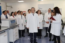 Le secrétaire général du Parti communiste du Vietnam et président vietnamien Tô Lâm visitant l’Institut national de recherche et de formation en bioprocédés (NIBRT), à Dublin, le 3 octobre. Photo: VNA.
