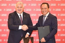 Les représentants de Vietnam Airlines (à droite) et de Turkish Airlines signent l'accord de partage de code. Photo : NDEL.