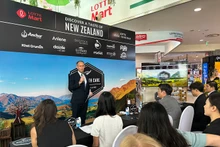 Scott James, consul général et conseiller commercial de Nouvelle-Zélande, a pris la parole lors de la cérémonie de lancement de la campagne Made with Care 2024. Photo : baodautu.
