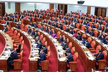 Le sixième Plénum du Comité central du Parti du 13e mandat entre dans sa sixième journée de travail. Photo: VNA