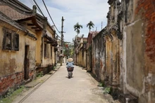 Cet ancien village charme les touristes par son atmosphère paisible et son architecture unique. Photo : VNA. 