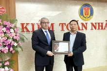 Dang The Vinh, chef adjoint de l’Audit d’État et président de l’Association d’amitié Vietnam — Azerbaïdjan et l'ambassadeur d'Azerbaïdjan au Vietnam. Photo : Petrotimes.