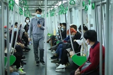 Passagers sur la ligne de métro Cat Linh - Hà Dông, à Hanoï, capitale vietnamienne. Photo : VNA.