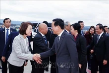 Le Président Vo Van Thuong à l'aéroport international de Fukuoka. Photo: VNA