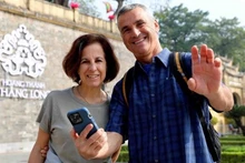 Des touristes étrangers à la Cité impériale de Thang Long-Hanoï. Photo : VNA.