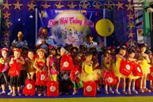 Les enfants de Truong Sa reçoivcent des cadeaux à l'occasion de la Fête de la Mi-Automne. Photo : VNA.