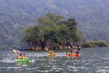 Les courses de kayak sur le lac sont une activité intéressante du programme « Couleurs d’automne de Ba Bê ». (Photo : HUONG DIU)