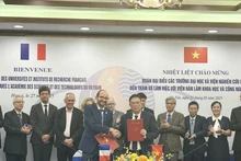 Séance de travail entre l'Académie des sciences et technologies du Vietnam et une délégation d'instituts de recherche nationaux et d'universités de premier plan de France. Photo : VNA. 