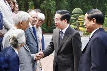 Le Président Vo Van Thuong et des scientifiques internationaux et vietnamiens. Photo: VNA