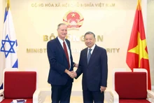 Le général Tô Lâm, ministre de la Sécurité publique, et l’ambassadeur d’Israël au Vietnam, Yaron Mayer. Photo : VOV.