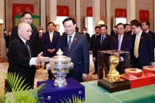 Le Président de l'Assemblée nationale du Vietnam Vuong Dinh Huê et le roi cambodgien Norodom Sihamoni échangent des cadeaux. Photo : VNA