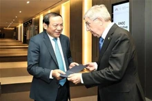 Le ministre de la Culture, des Sports et du Tourisme Nguyên Van Hung (à gauche) et le président du CIO Thomas Bach. Photo : VNA