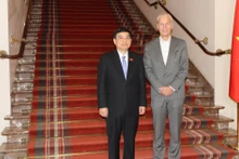 Nguyên Dac Vinh (gauche) et Andries Gryffroys, premier vice-président du Sénat belge. Photo : Huong Giang/VNA 