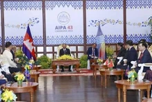 Le Président de l’Assemblée nationale du Cambodge, Samdech Heng Samrin et les chefs des délégations participant à l’AIPA-43. Photo: VNA