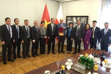 La délégation vietnamienne prend un photo souvenir avec le Vice-Président du Sénat polonais, Michal Kaminski. Photo : daibieunhandan. 