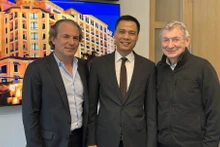L'ambassadeur Dang Hoang Giang et deux dirigeants de Rosen Partners LLC. Photo : baoquocte
