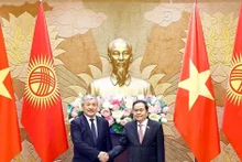 Le président de l'Assemblée nationale du Vietnam, Tran Thanh Man (droite) et le Premier ministre de la République du Kirghizistan, Adylbek Kasymaliev. Photo : VNA. 