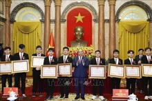 Le Président de la République Nguyên Xuân Phuc et des élèves, lauréats des Olympiades internationales et du Prix scientifico-technologique international 2022. Photo : VNA.