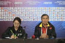 L'entraîneur vietnamien Mai Duc Chung prend la parole lors de la conférence de presse d’après match. Photo : VOV.