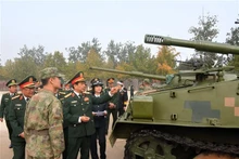 Le général Phan Van Giang, ministre vietnamien de la Défense et sa délégation se rend à la 6e brigade interarmes du 82e Groupe d'armée. Photo : VNA.